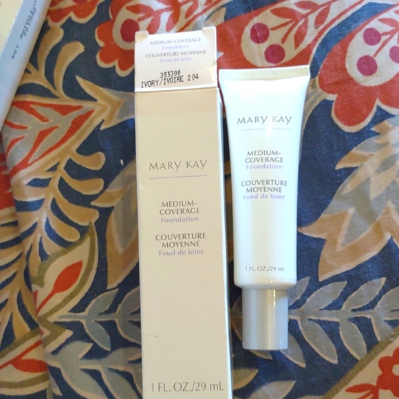 Mary Kay medium coverage foundation 204 grey cap brand new - Picture 2 of 4